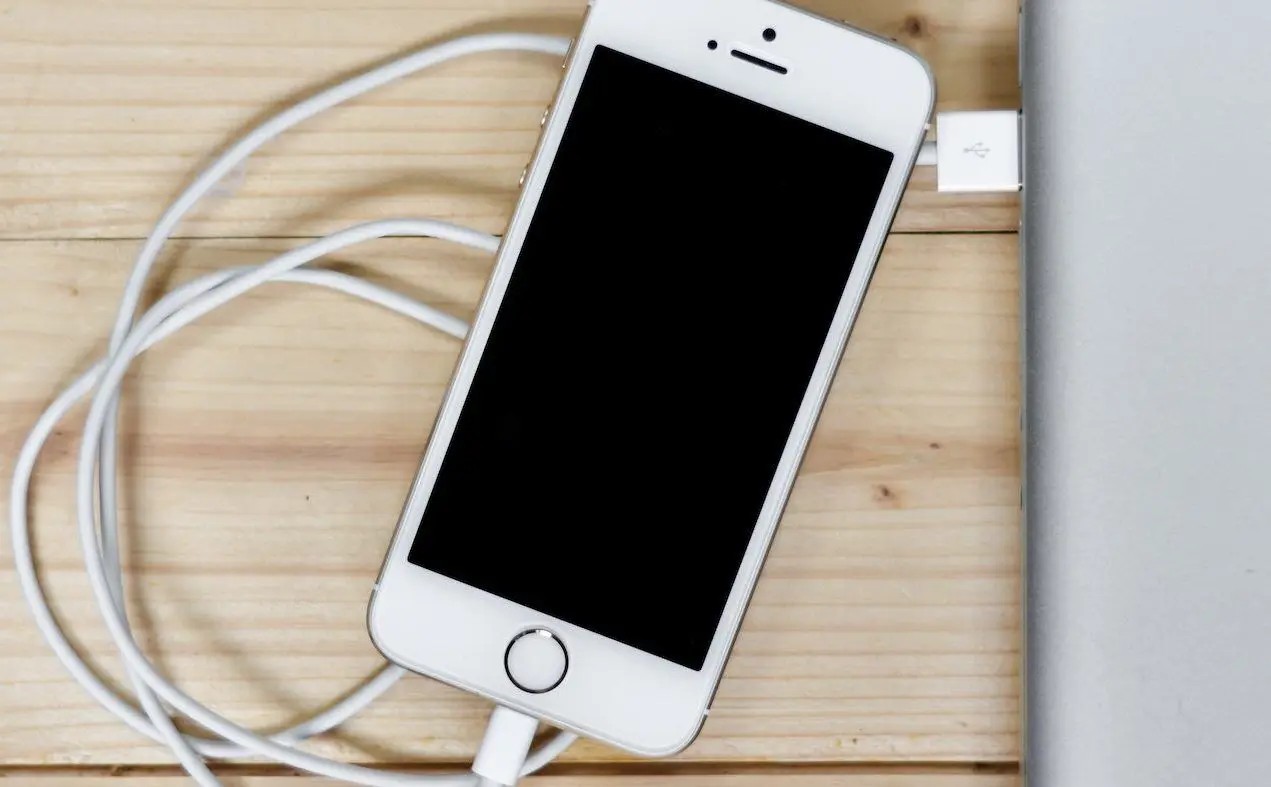 Чому iPhone не заряджається та що робити?